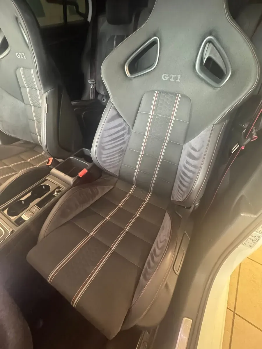 Očiščen športni sedež Volkswagen Golf GTI